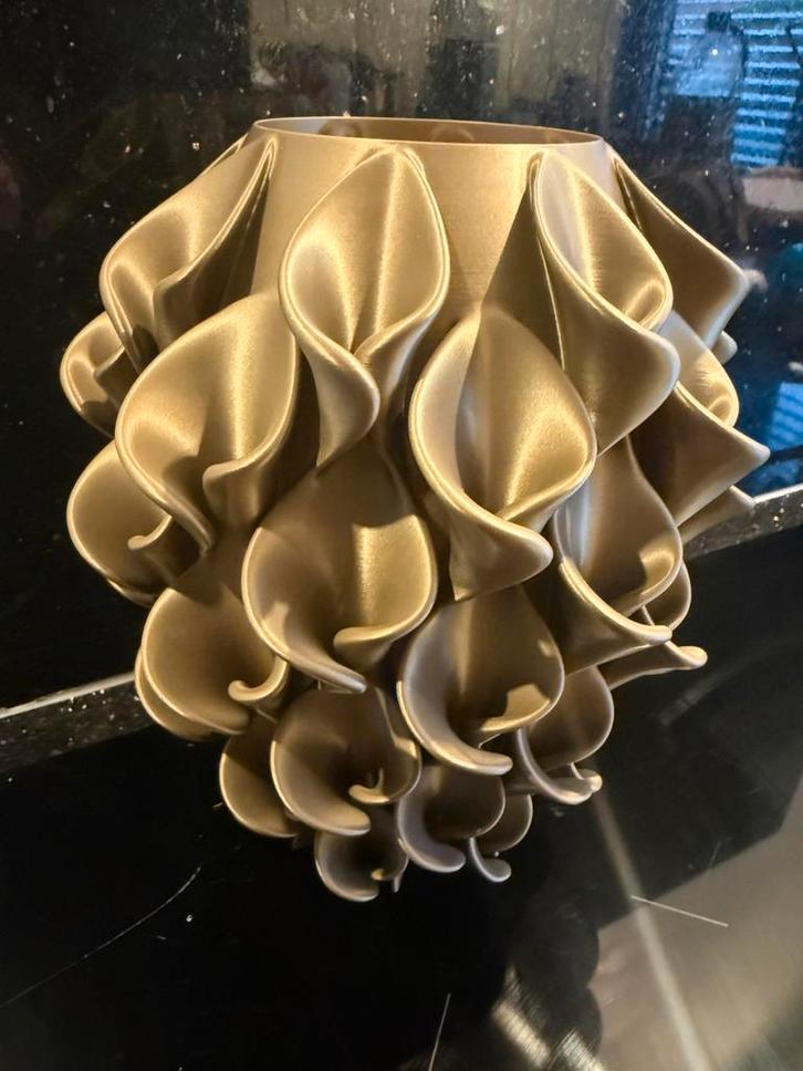 Swirl lelie 3D vaas multicolor 3dprint, Huis en Inrichting, Woonaccessoires | Vazen, Nieuw, Overige kleuren, Minder dan 50 cm