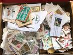 Postzegels diversen op papier in klein doosje, Ophalen of Verzenden