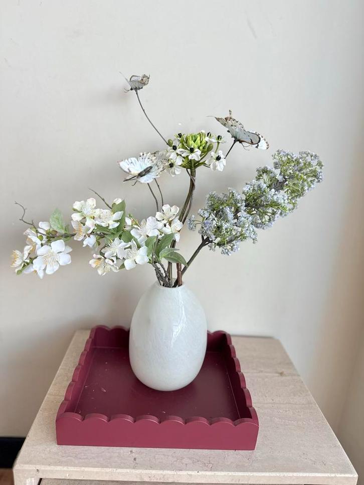 Zijden bloemen boeket in vaas, Huis en Inrichting, Woonaccessoires | Vazen, Nieuw, Wit, Minder dan 50 cm, Glas, Ophalen of Verzenden