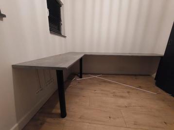 Hoekbureau - In hoogte verstelbaar beschikbaar voor biedingen