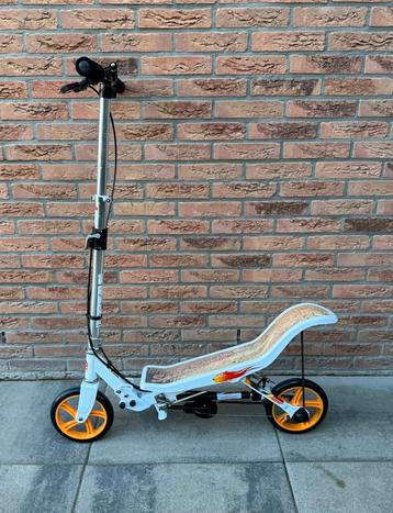 Wit / oranje spacescooter (groot model) beschikbaar voor biedingen