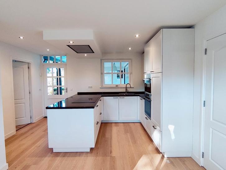 U-vormige keuken met Bosch apparatuur, Huis en Inrichting, Keuken | Complete keukens, Zo goed als nieuw, U-keuken, Wit, Graniet of Steen