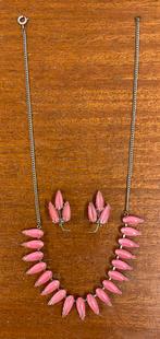 Oud sieraden setje roze clips en ketting, Sieraden, Tassen en Uiterlijk, Antieke sieraden, Verzenden, Overige materialen, Oorbellen