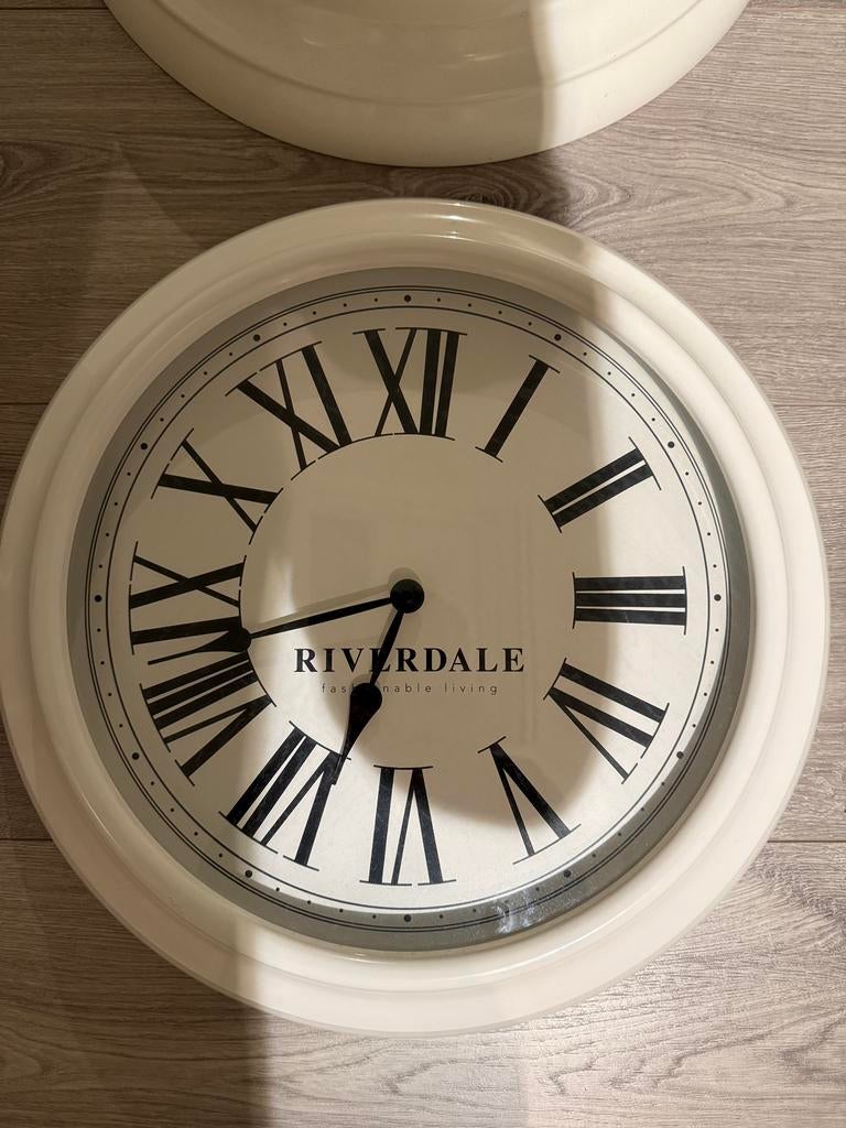 Klok Riverdale, Huis en Inrichting, Ophalen, Zo goed als nieuw, Wandklok