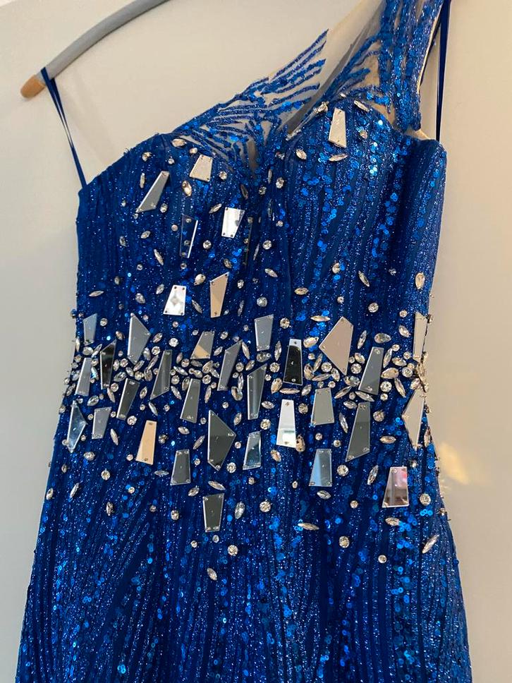 Blauwe Galajurk met Pailletten en Veren, Kleding | Dames, Jurken, Zo goed als nieuw, Maat 36 (S), Blauw, Onder de knie, Ophalen of Verzenden
