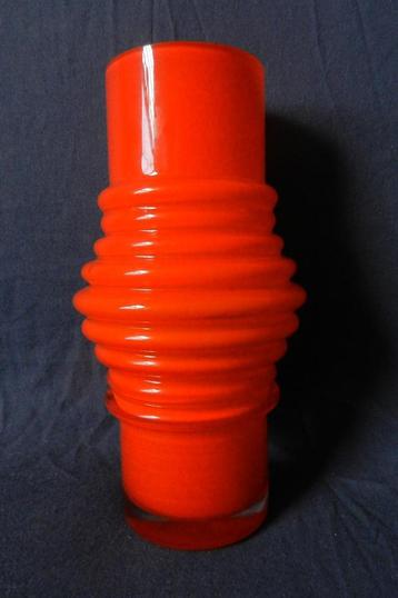 Oranje glazen vaas met horizontale welvingen Riihimaki h. 20