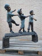 BRONZEN TUINBEELD 3 KINDEREN OP BOOMSTAM LAGE PRIJS !!!, Ophalen of Verzenden, Nieuw, Overige materialen, Mensenbeeld
