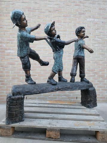 BRONZEN TUINBEELD 3 KINDEREN OP BOOMSTAM LAGE PRIJS !!! beschikbaar voor biedingen