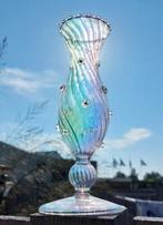 Mooi vaasje van glas met holografisch effect en gekleurde bl, Huis en Inrichting, Woonaccessoires | Vazen, Minder dan 50 cm, Glas