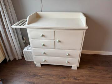 Vintage Commode/Kindkast met Inklapbare Plankjes beschikbaar voor biedingen