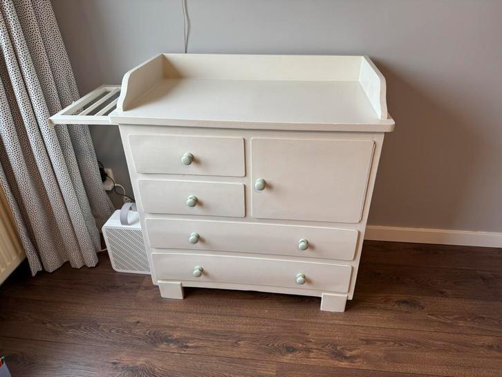 Vintage Commode/Kindkast met Inklapbare Plankjes, Kinderen en Baby's, Kinderkamer | Commodes en Kasten, Gebruikt, Commode, 90 tot 105 cm