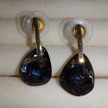 Swarovski oorhangers grijs metallic  beschikbaar voor biedingen