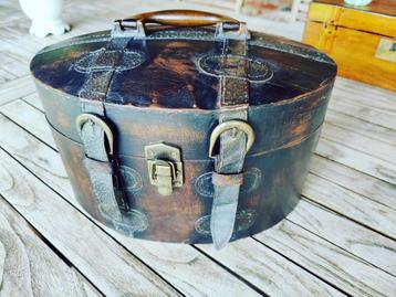 Vintage kist beschikbaar voor biedingen