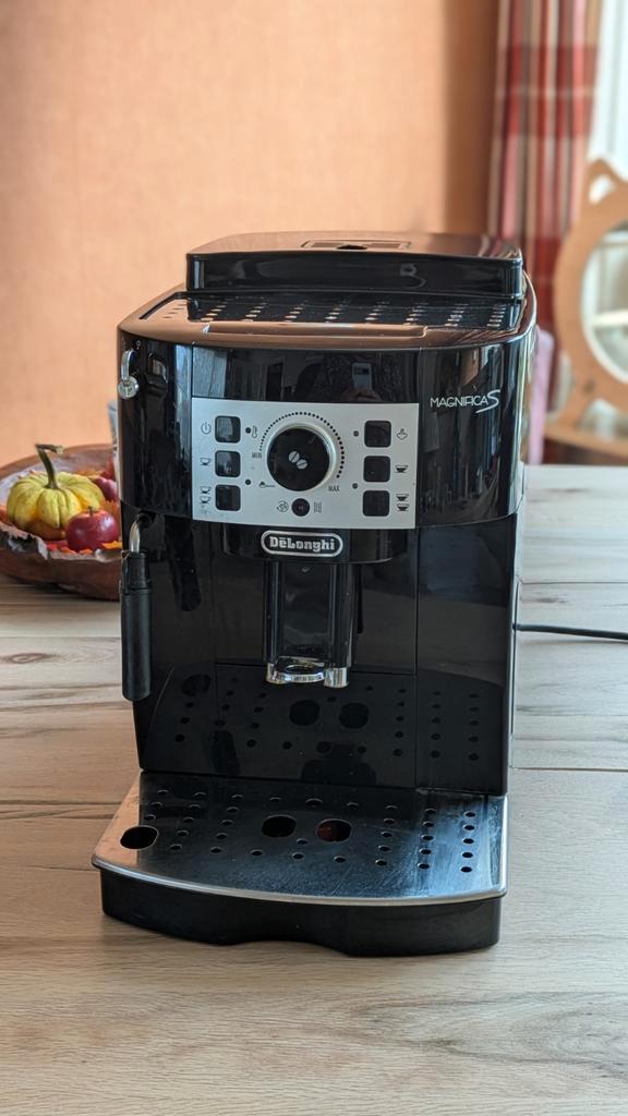 DeLonghi Magnifica S Volautomaat, Witgoed en Apparatuur, Koffiezetapparaten, Gebruikt, Koffiebonen, Espresso apparaat, 2 tot 4 kopjes