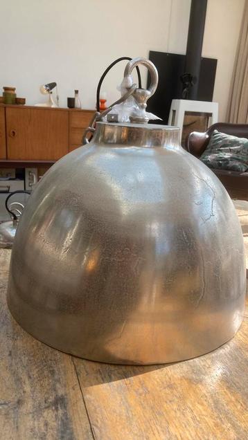 Industriële hanglamp met mooie patina beschikbaar voor biedingen