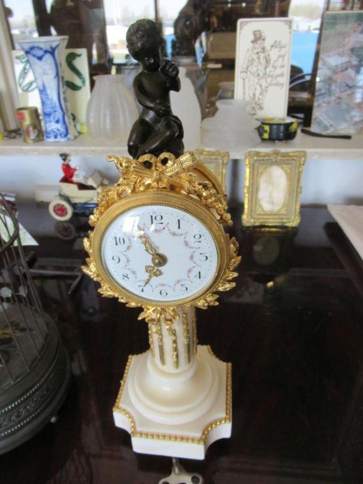 Oer 10456 MINI zuil pendule met gebruineerd kindje, Antiek en Kunst, Antiek | Klokken, Ophalen