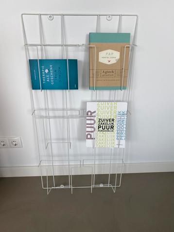 Tijdschriften rek beschikbaar voor biedingen