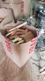 Veel dozen aanmaakhout gemengd hardhout, Ophalen