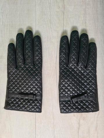 Zwarte handschoen  beschikbaar voor biedingen