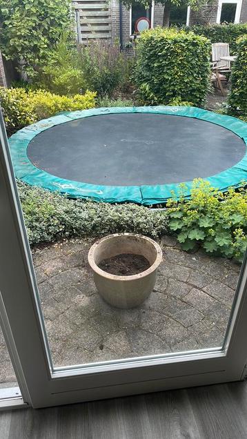 Grooote ingebouwde trampoline beschikbaar voor biedingen