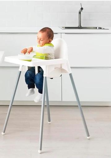 Witte Ikea kinderstoel met eetblad  beschikbaar voor biedingen