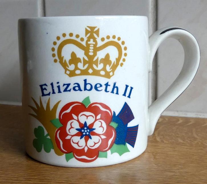 Queen Elizabeth II silver jubilee beker Burleigh Staffordshi, Verzamelen, Koninklijk Huis en Royalty, Gebruikt, Servies, Buitenland