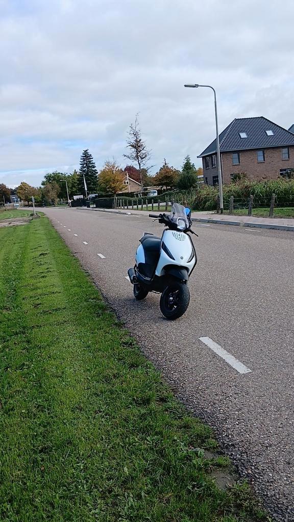 Zip, Fietsen en Brommers, Scooters | Piaggio, Zo goed als nieuw, Zip, Benzine, Ophalen