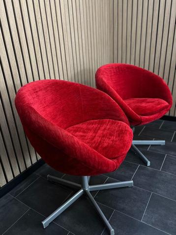 Set van 4 Retro Rode Draaistoelen – Stijlvol en Comfortabel beschikbaar voor biedingen