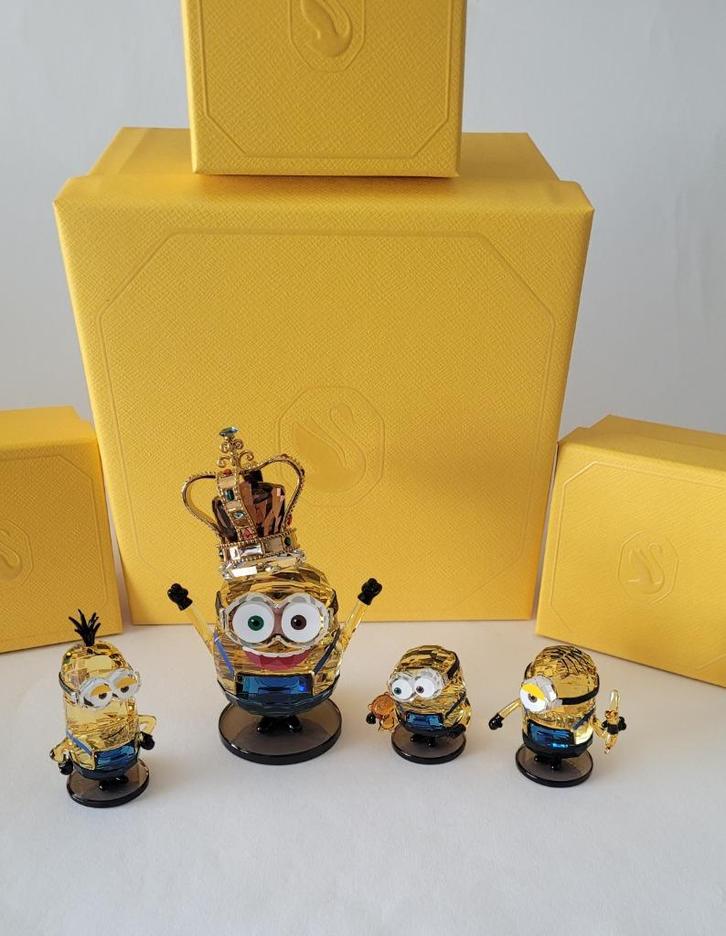 Swarovski Nieuw Minions Set Kevin, Bob, Stuart en King Bob., Verzamelen, Swarovski, Nieuw, Figuurtje, Verzenden