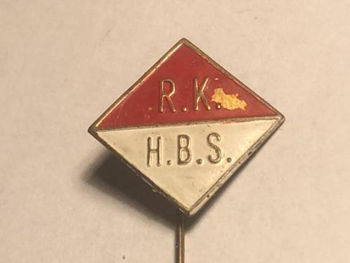 Metalen R.K. H.B.S. VOETBALCLUB Speld (Wit/Rood)., Verzamelen, Speldjes, Pins en Buttons, Zo goed als nieuw, Speldje of Pin, Sport