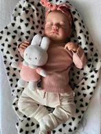 Slapende Reborn baby meisje. Levens echt., Verzamelen, Verzenden, Zo goed als nieuw, Babypop, Levensecht of Reborn
