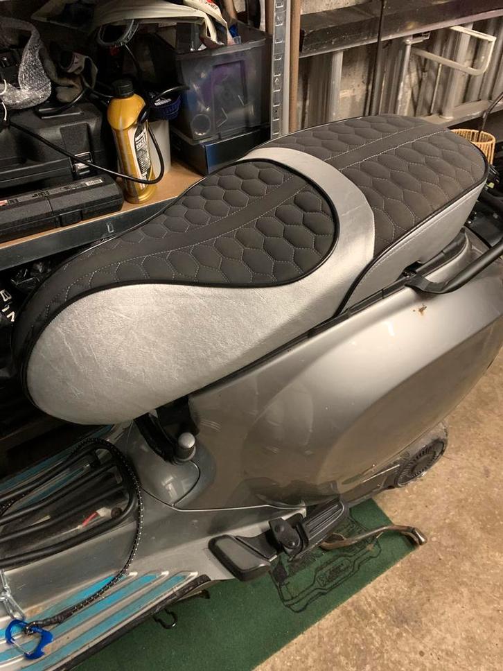 Vespa zadelhoes custom voor diverse modellen, Fietsen en Brommers, Brommeronderdelen | Scooters, Zo goed als nieuw, Vespa, Zadel