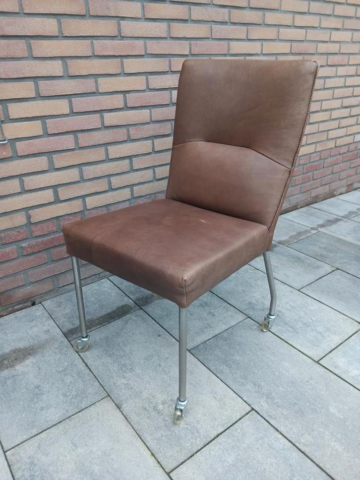 Bruine lederen eetkamerstoel met wieltjes, Huis en Inrichting, Stoelen, Gebruikt, Eén, Bruin, Ophalen