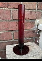 Hoge, smalle, glazen vaas van rood glas. Een solifleur vaas., Huis en Inrichting, Ophalen of Verzenden, Zo goed als nieuw, Glas