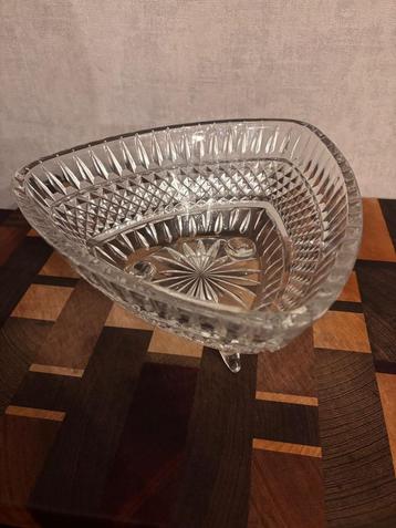 Kristallen schaal, driehoek. beschikbaar voor biedingen