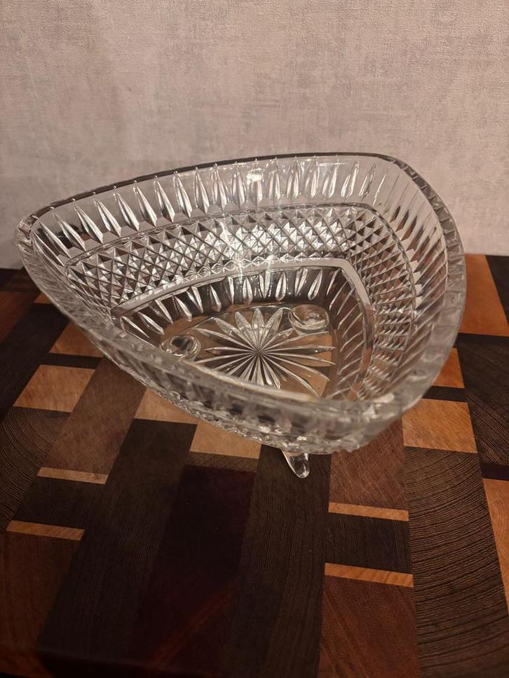 Kristallen schaal, driehoek., Huis en Inrichting, Woonaccessoires | Schalen en Manden, Zo goed als nieuw, Schaal, Overige vormen