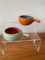 Twee vintage sauskommetjes mintgroen en oranje, Gebruikt, Ophalen of Verzenden, Kom(men), Overige stijlen