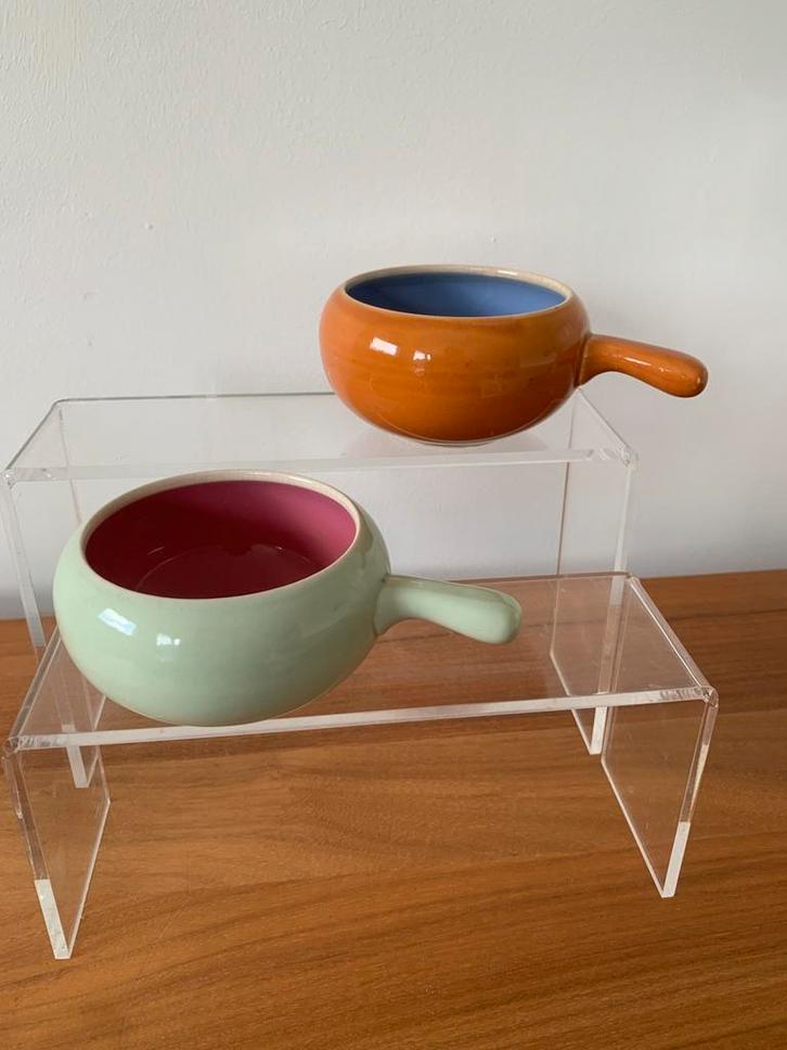 Twee vintage sauskommetjes mintgroen en oranje, Huis en Inrichting, Keuken | Servies, Gebruikt, Kom(men), Overige stijlen, Aardewerk