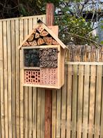 Bijenhotel in de vorm van een huisje, Dieren en Toebehoren, Insecten en Spinnen, Bijen