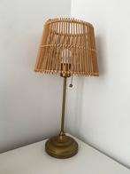 Tafellamp goud Arstid Ikea met rotan lampenkap, Huis en Inrichting, Lampen | Tafellampen, Minder dan 50 cm, Zo goed als nieuw