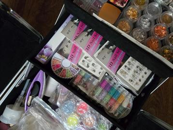 Volledig gevuld koffer voor nagelstyling  beschikbaar voor biedingen