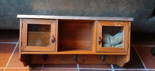 Klein regaal wandrekje met 2 vierkante deurtjes zinken dakje, Huis en Inrichting, Woonaccessoires | Wandplanken en Boekenplanken
