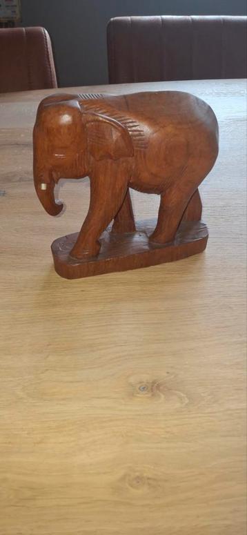 Vintage houtsnijwerk Olifant op sokkel uit één stuk beschikbaar voor biedingen