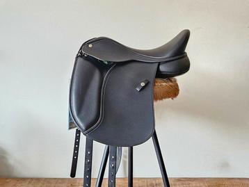 Meerdere dressuurzadels 15 t/m 18 inch. beschikbaar voor biedingen