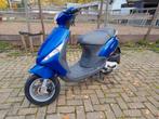 Nette piaggio zip 4 takt met 2 sleutels en accessoires, Fietsen en Brommers, Scooters | Piaggio, Ophalen, Zip, Zo goed als nieuw