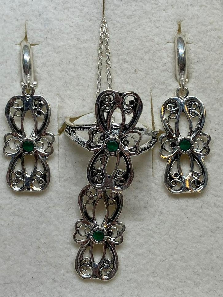 Zilveren set met smaragd (oorbellen hanger en ring), Sieraden, Tassen en Uiterlijk, Kettinghangers, Nieuw, Zilver, Groen, Overige voorstellingen