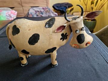 Een leuk beeldje van een koe. beschikbaar voor biedingen