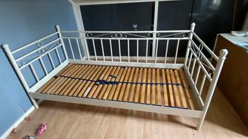 Te koop een  leuk authentiek wit bed met lattenbodem beschikbaar voor biedingen