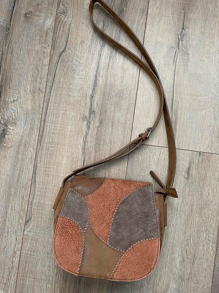 Bruine leren schoudertas, Sieraden, Tassen en Uiterlijk, Tassen | Damestassen, Zo goed als nieuw, Schoudertasje, Bruin, Ophalen of Verzenden