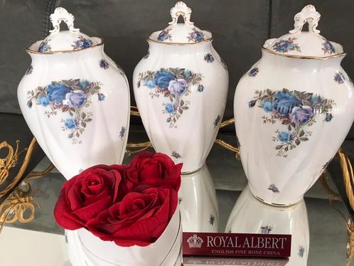 Royal albert MOONLIGHT ROSE DEKSELVAZEN 💙🤍💙🤍, Verzamelen, Porselein, Kristal en Bestek, Gebruikt, Bord of Schaal, Ophalen